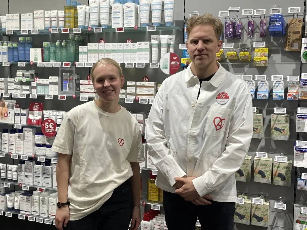 PKA Auszubildende Franka Bree und Apotheker Max Wilke gehören zum jungen Team der Kaufpark Apotheke in Ahrensfelde. 