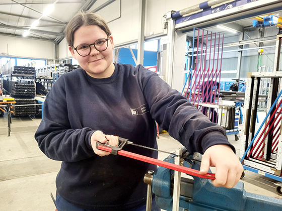 Von wegen nur für Jungs: Antonia Woköck macht ihre Ausbildung im Metallbau