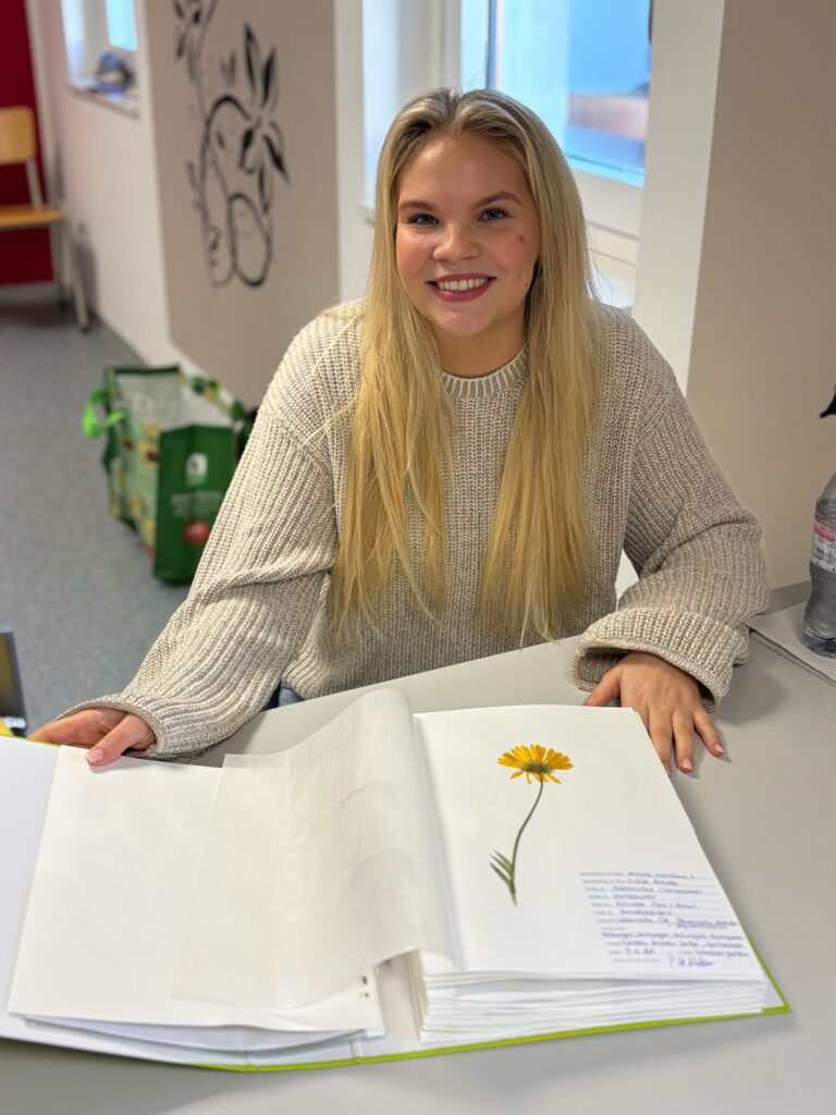 Pflanzenkunde gehört auch 2026 zur Ausbildung. Ihr Herbarium wird Pia Kettler gut aufbewahren. Foto: Matthias Voß