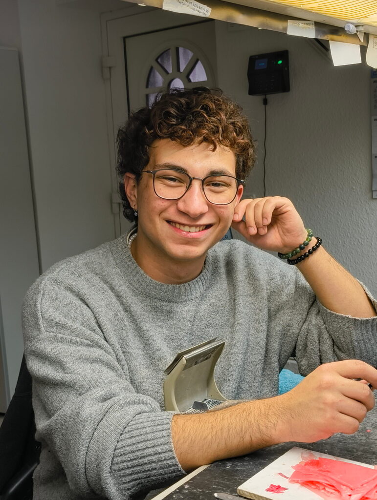 Glücklich mit seiner Ausbildung und den Perspektiven im Beruf: Zahntechniker Aron Nadezda © Dental Labor Teltow