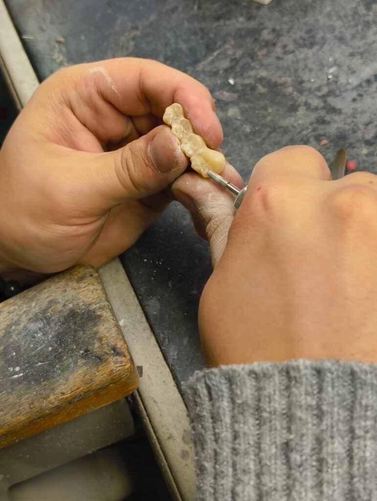 Präzision trifft auf Ästhetik: Zahntechniker Aron Nadezda bei der Arbeit. © Dental Labor Teltow